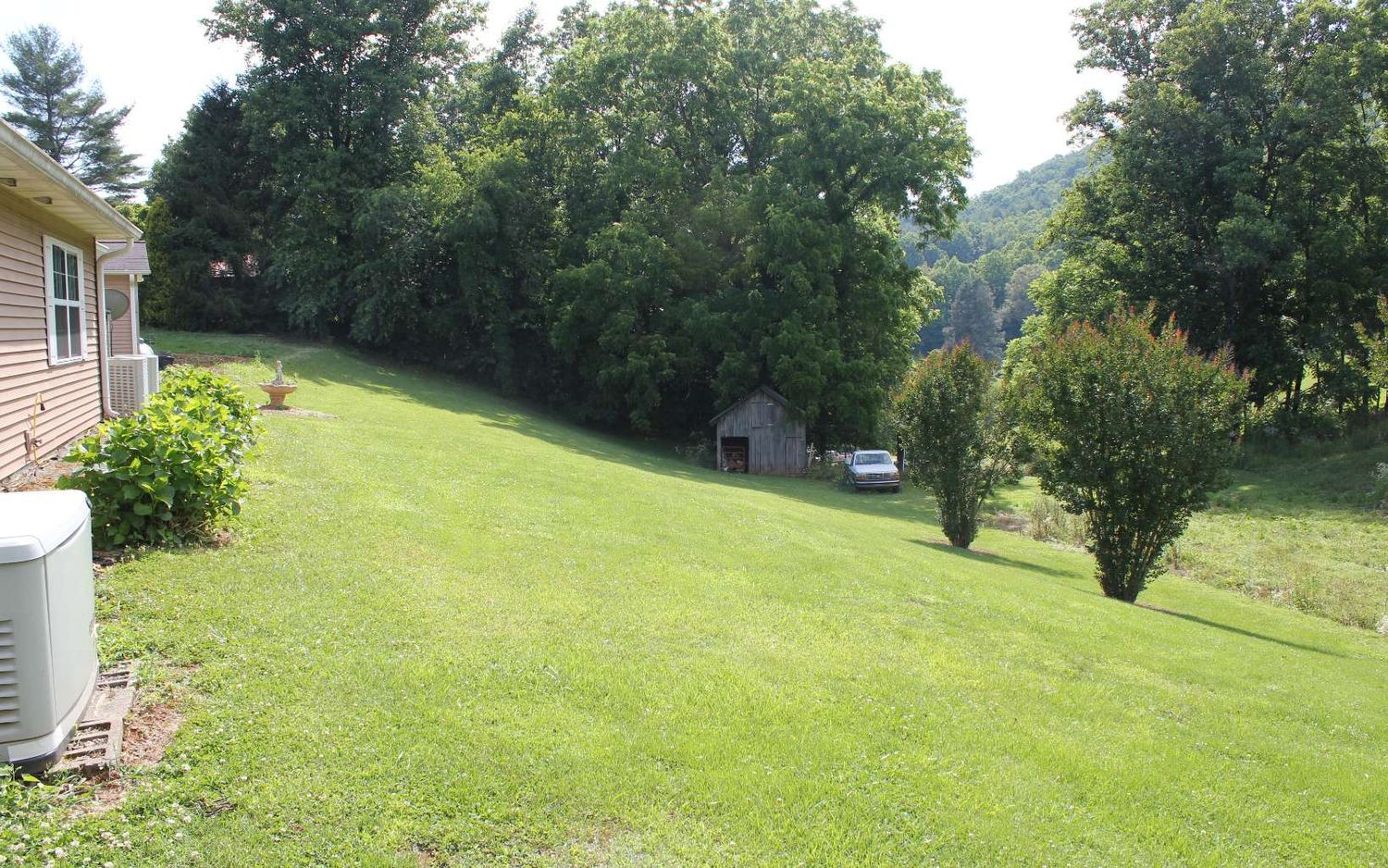 56 W Vineyard Ln, Hayesville, NC 28904